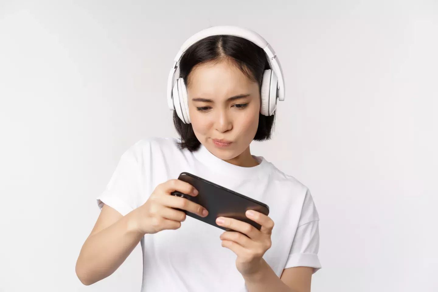 Menina jogando no telefone