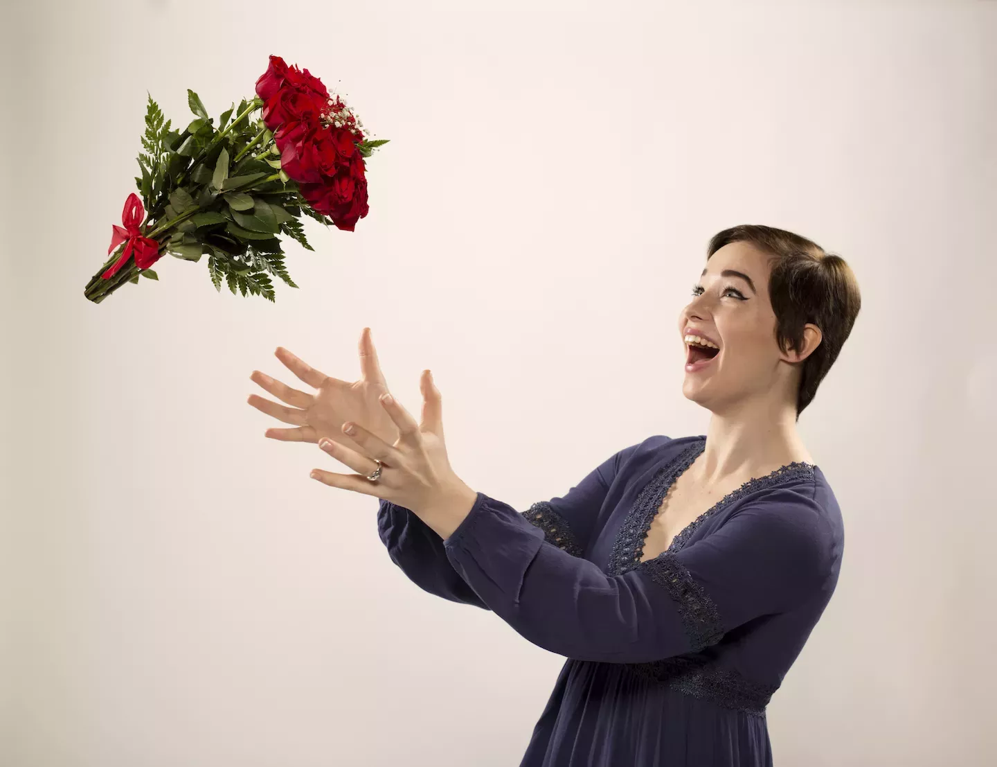 pessoa pegando flores