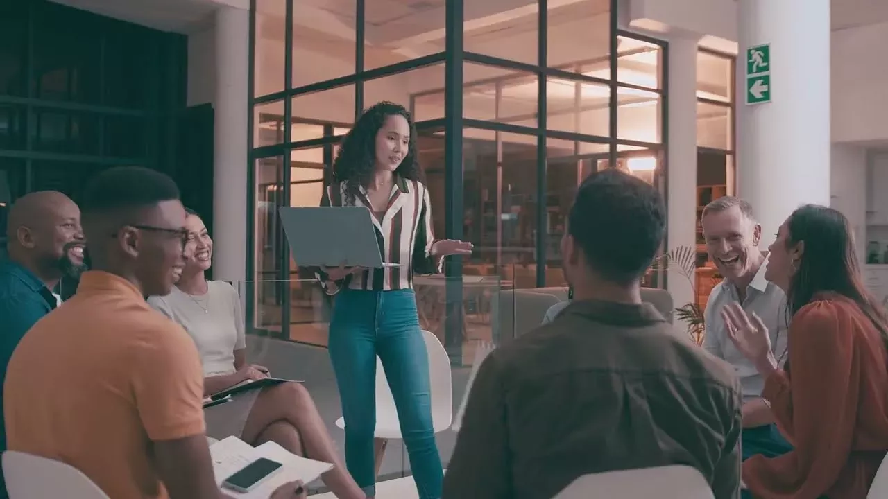Mulher falando com colegas de trabalho