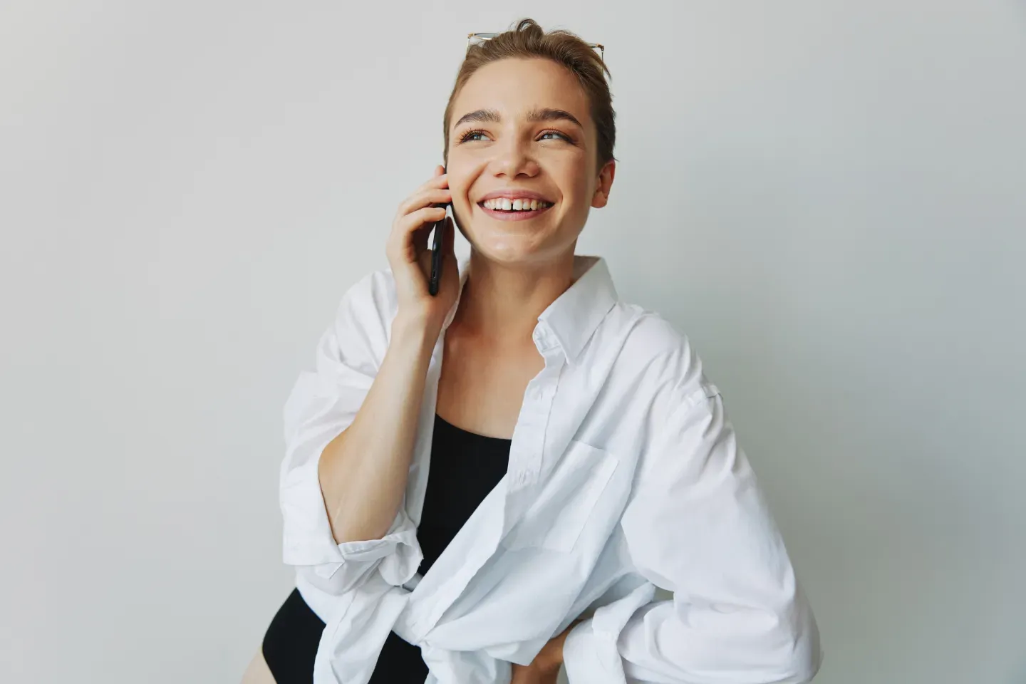 pessoa sorridente no celular