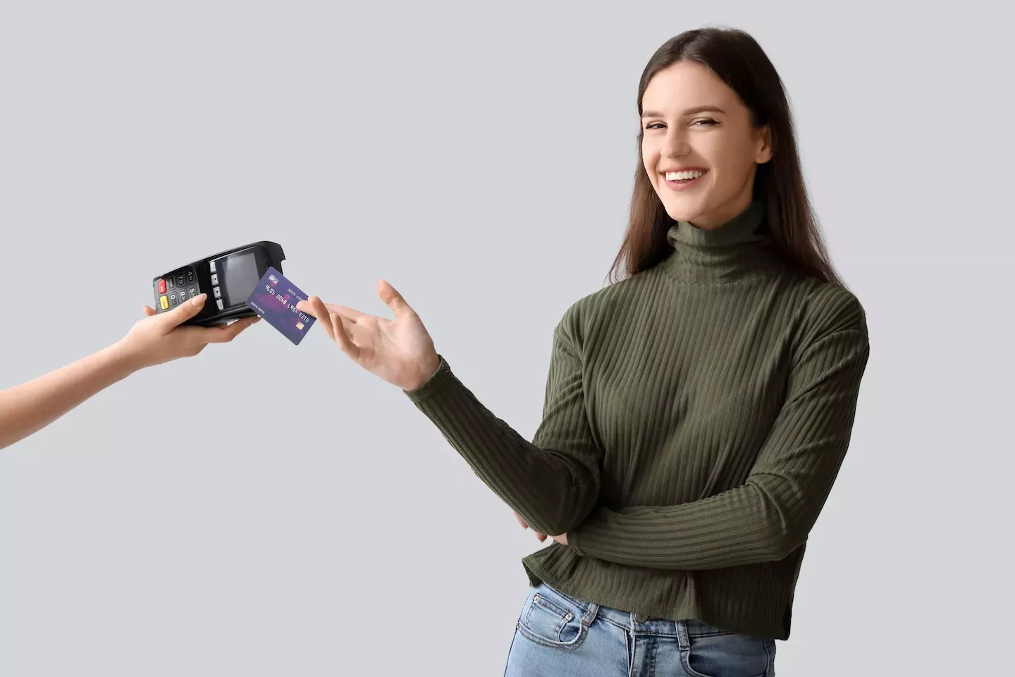 mulher sorridente passando cartão de crédito mulher sorridente passando cartão de crédito