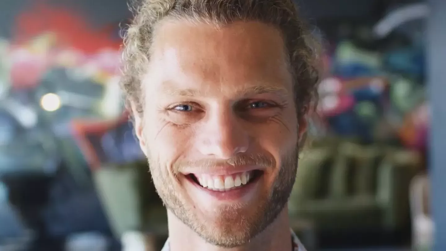 homem sorrindo homem sorrindo