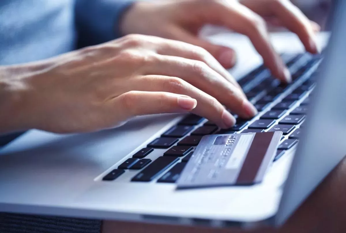 Cartão de crédito no laptop