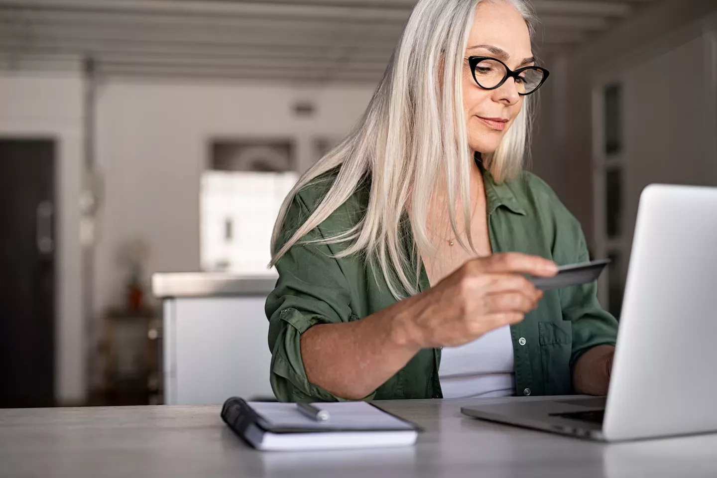 Mulher com cartão de crédito e laptop