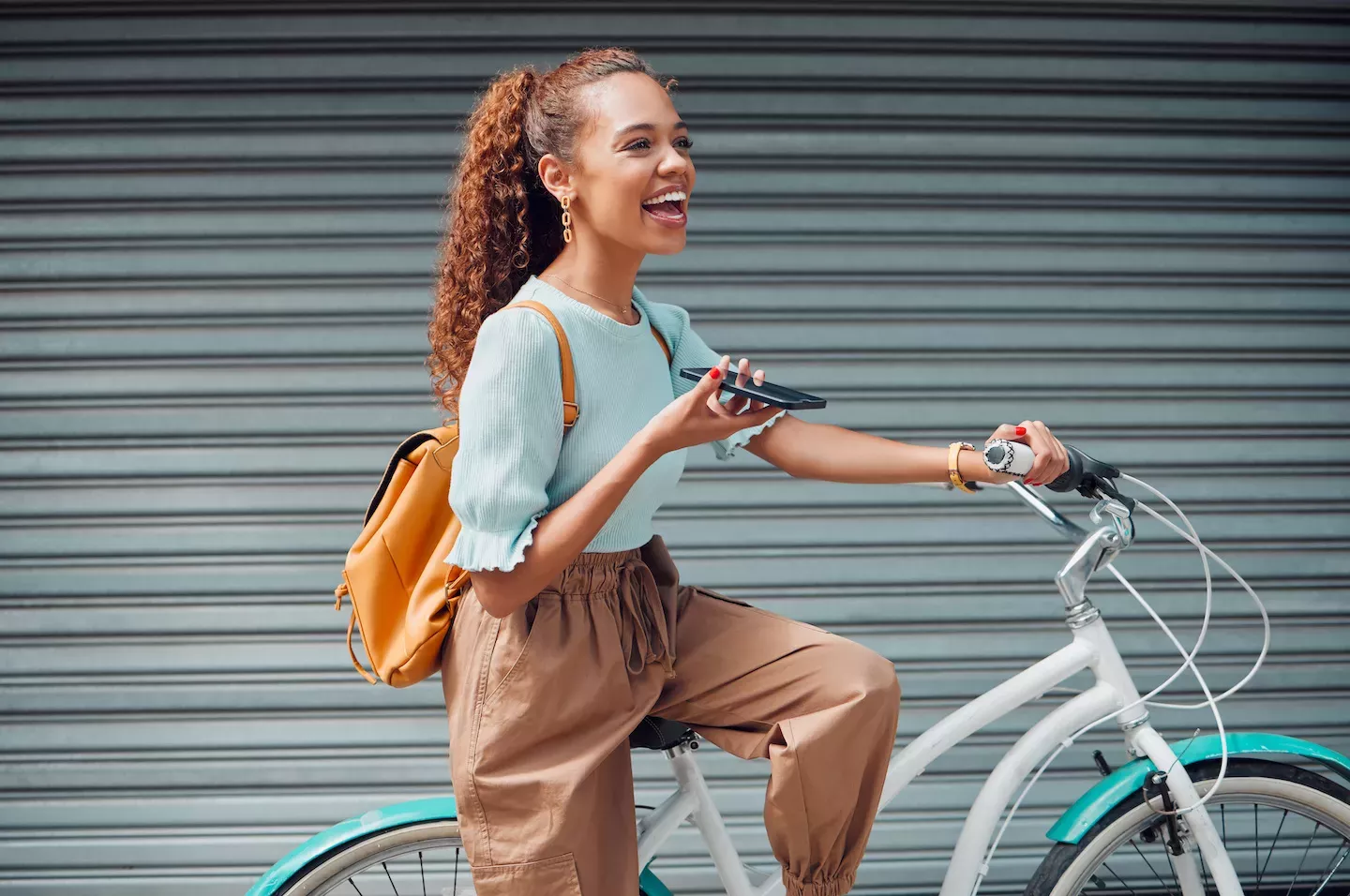 Mulher falando ao telefone enquanto anda de bicicleta Mulher falando ao telefone enquanto anda de bicicleta