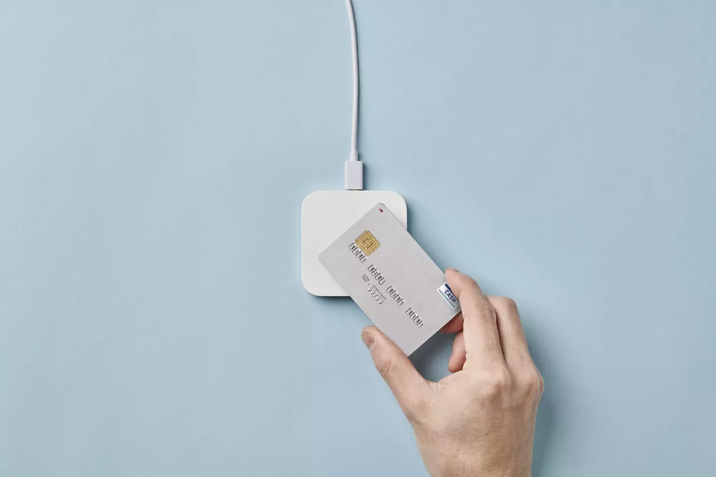 Pessoa pagando com cartão de débito Pessoa pagando com cartão de débito