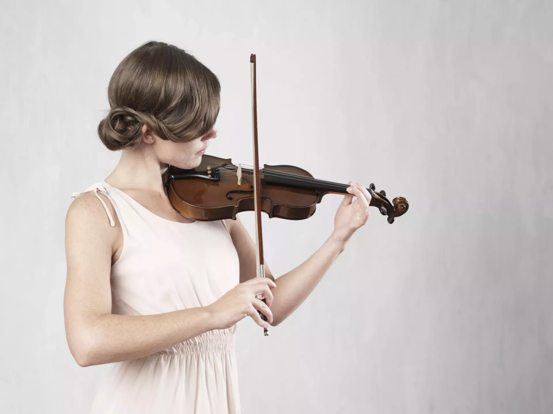 Mulher tocando violino Mulher tocando violino