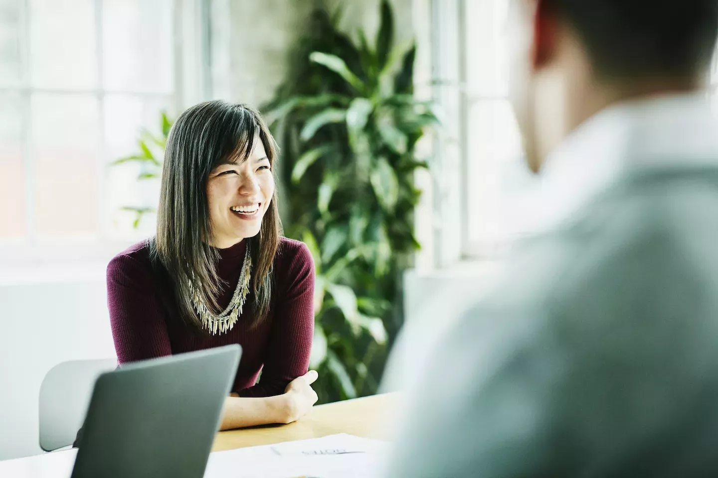 Mulher de negócios feliz em uma reunião