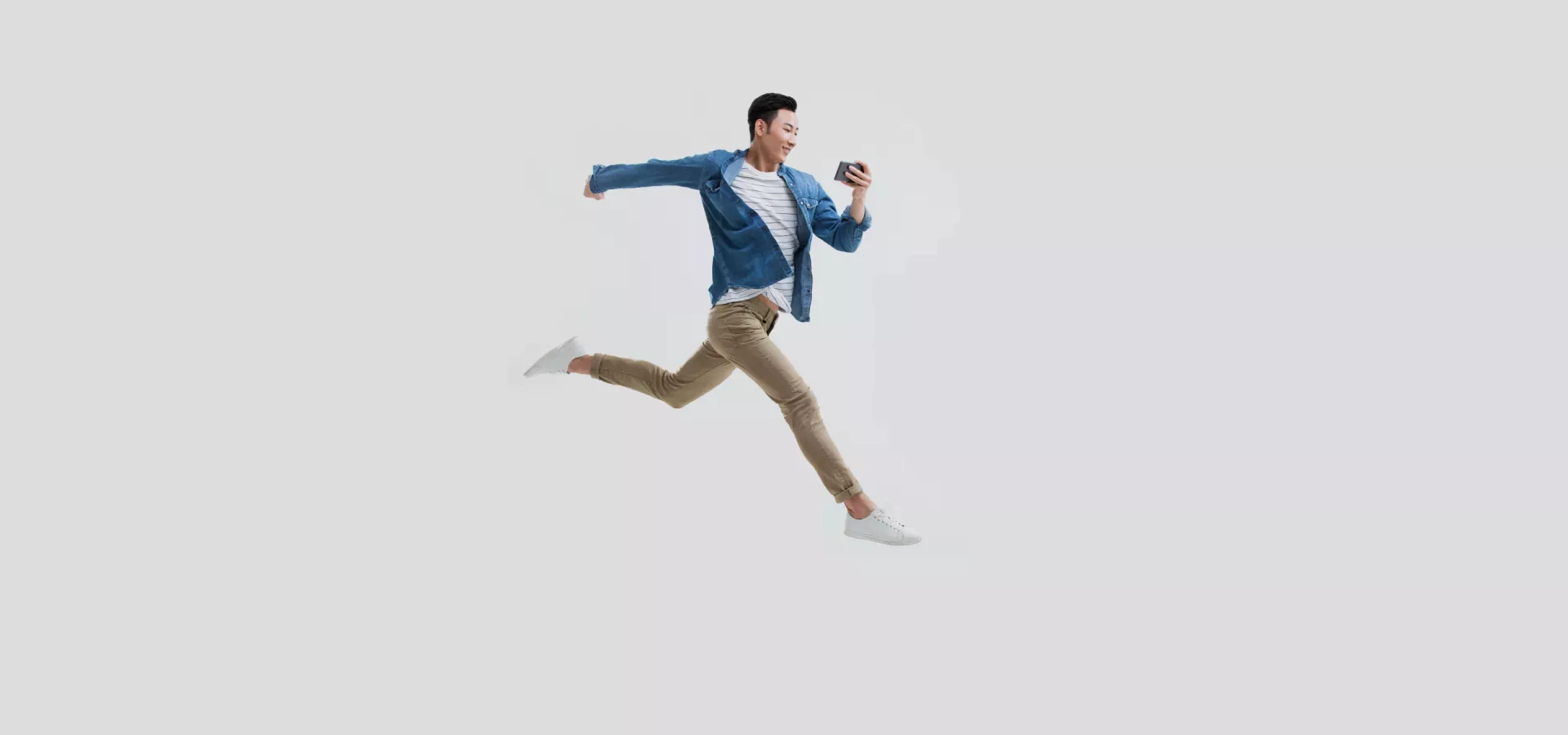 Homem pulando olhando para o telefone Homem pulando olhando para o telefone