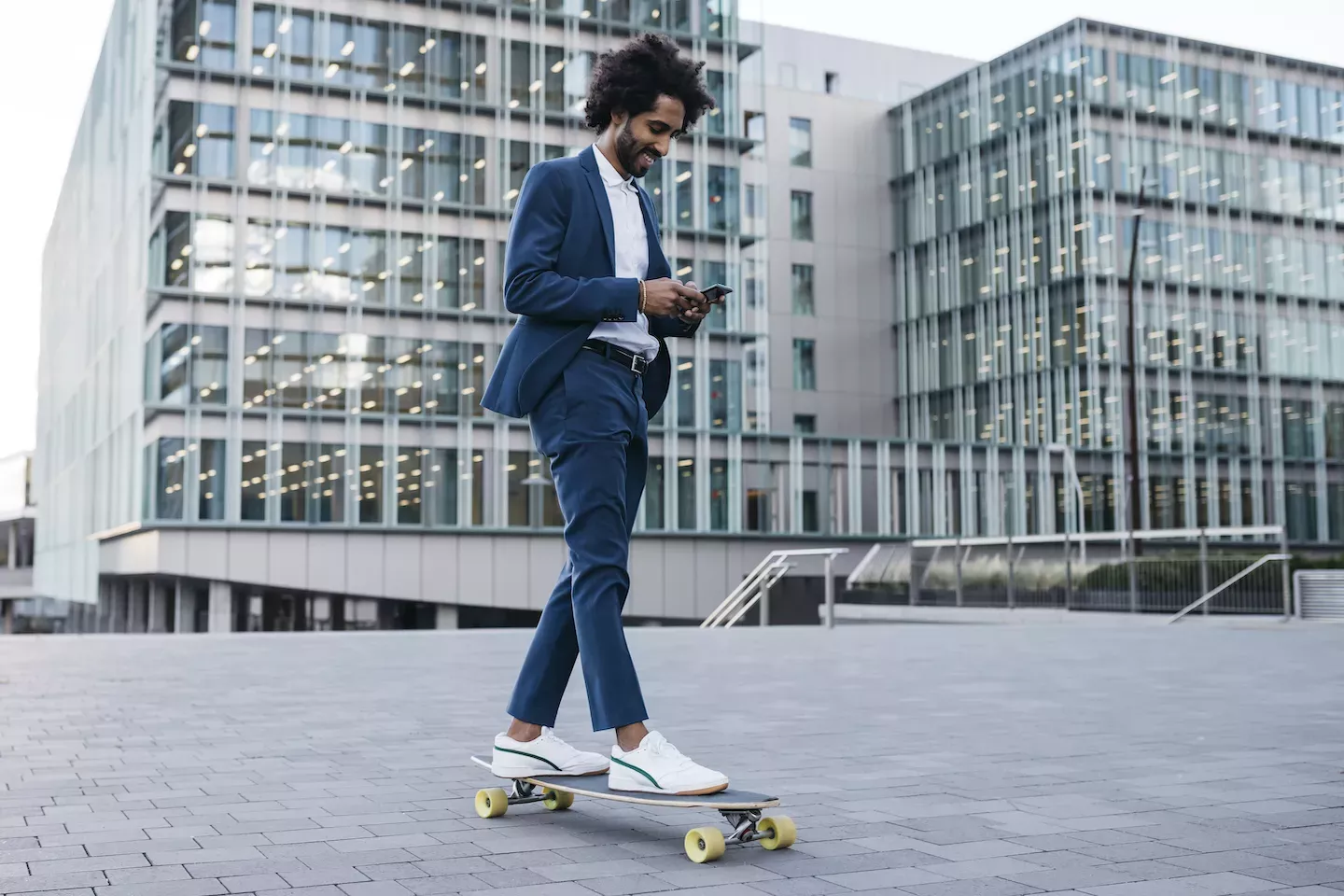 Homem em seu fone enquanto andava de skate