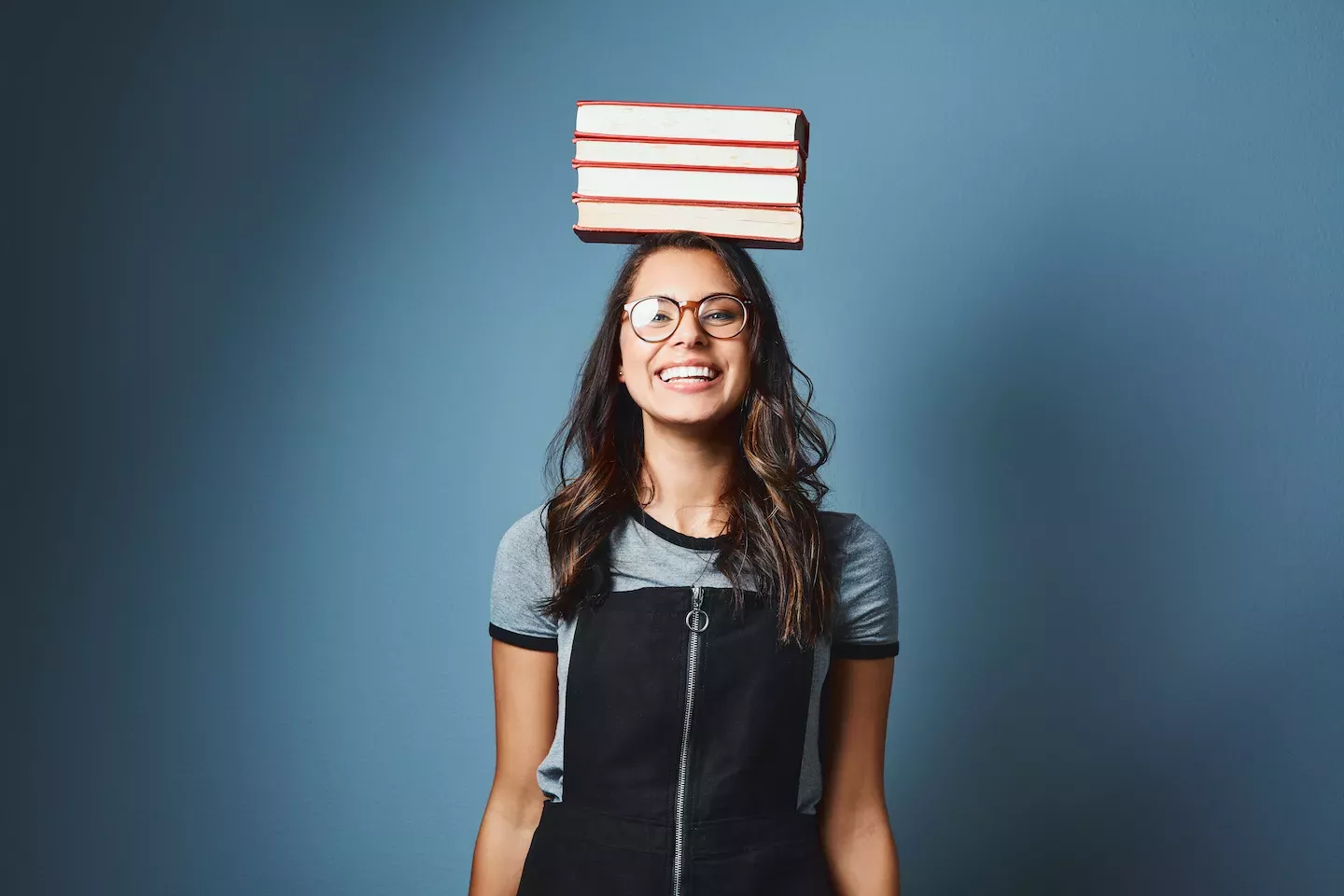 Mulher equilibrando livros na cabeça Mulher equilibrando livros na cabeça