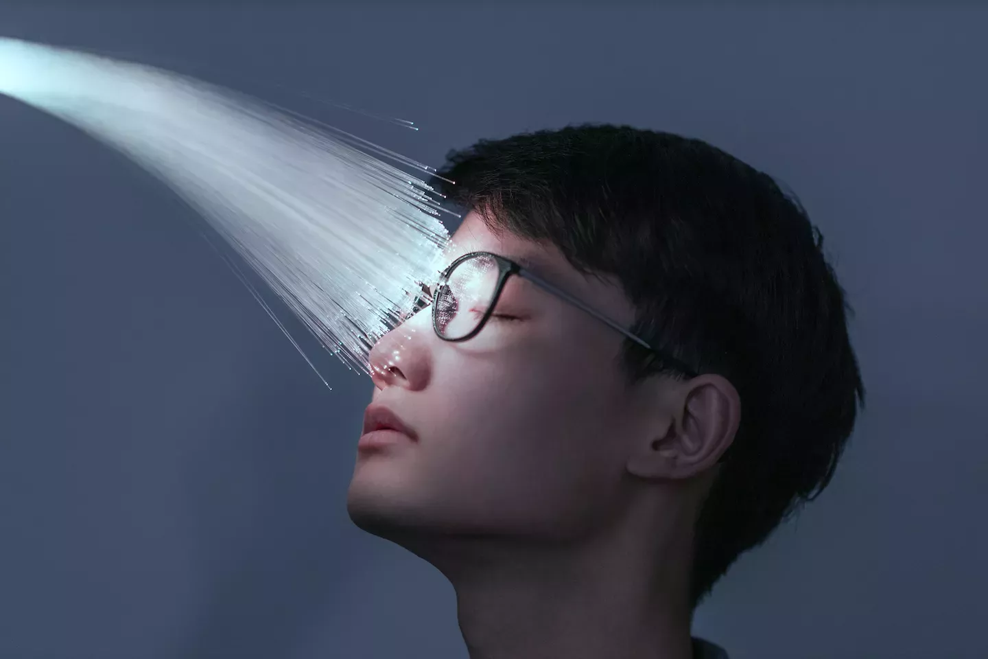 Homem com luz no rosto