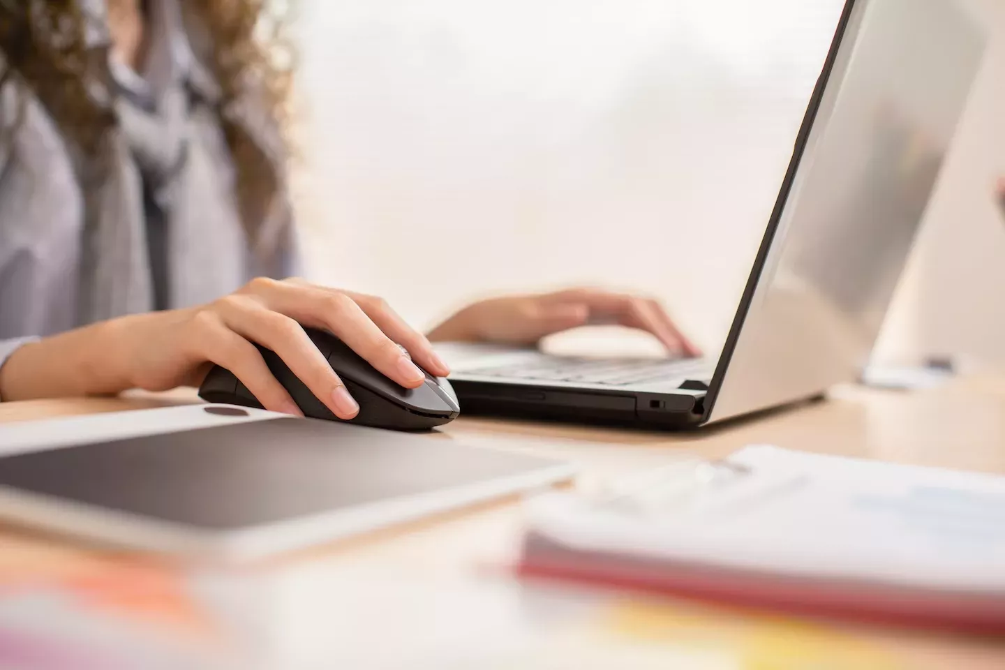 pessoa trabalhando em laptop