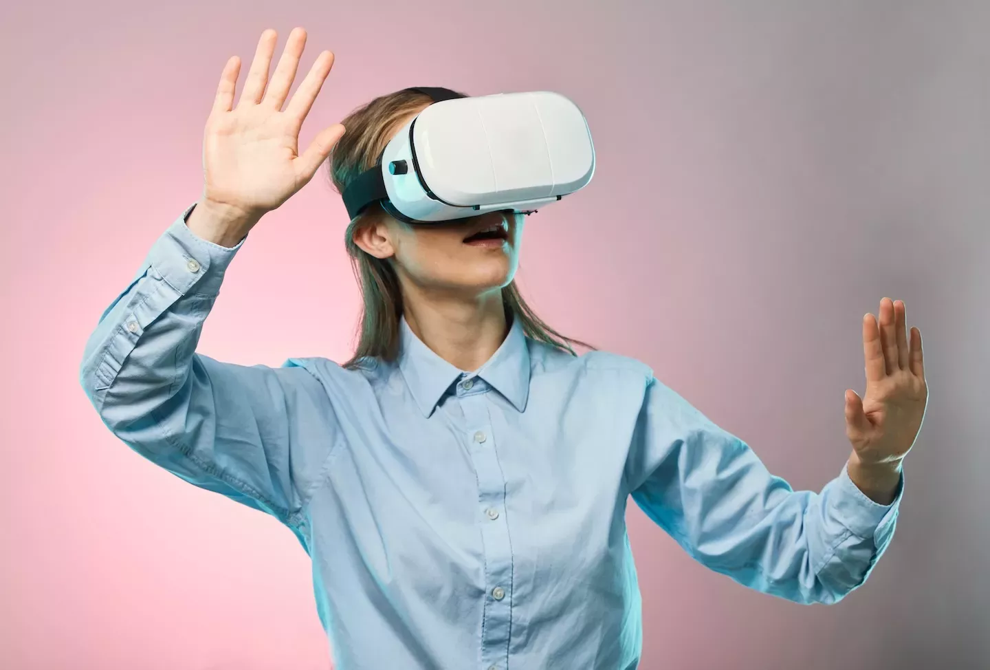 pessoa com fone de ouvido VR ligado