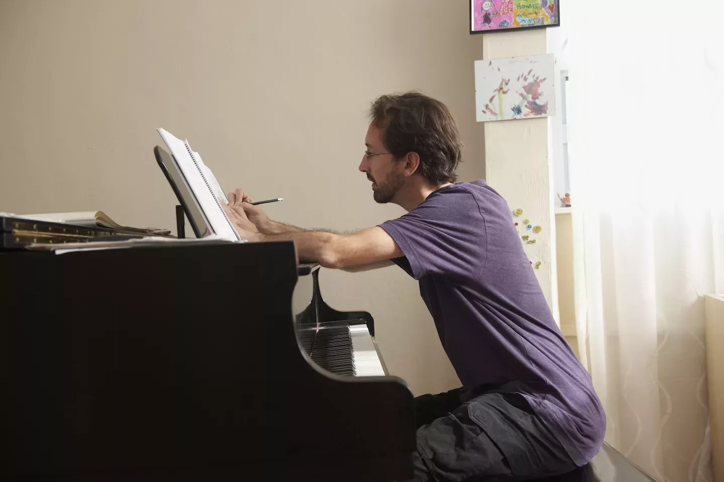 pessoa compondo uma música no pianno pessoa compondo uma música no pianno