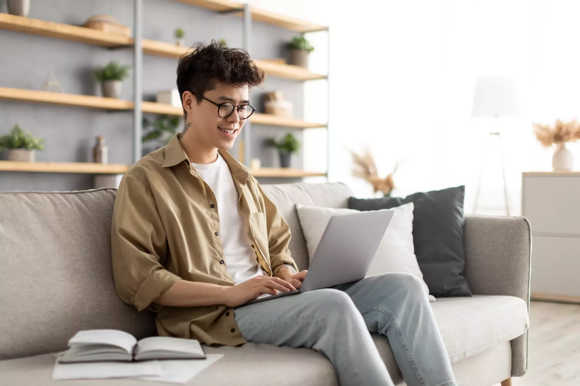 Homem no laptop