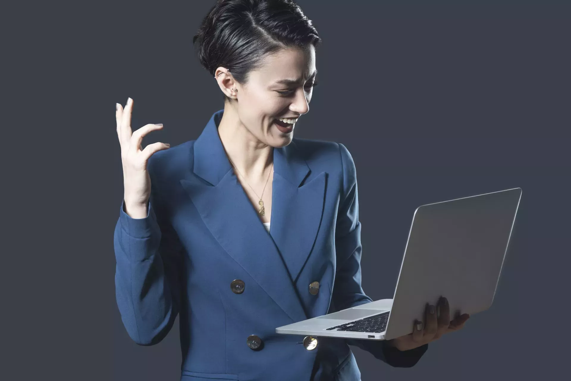 Mulher com laptop
