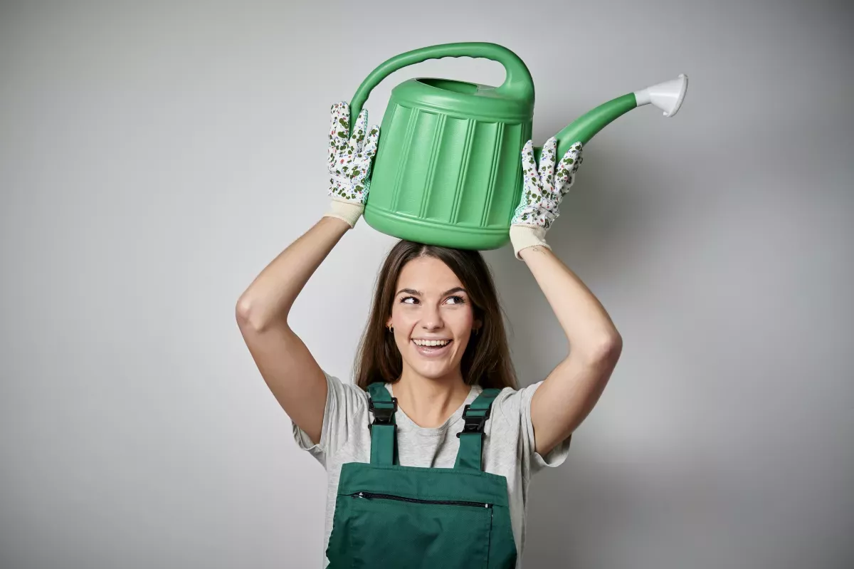 Frau mit Gießkanne