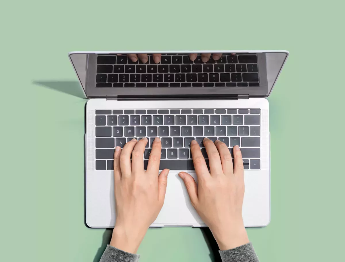 Person, die an einem Laptop arbeitet