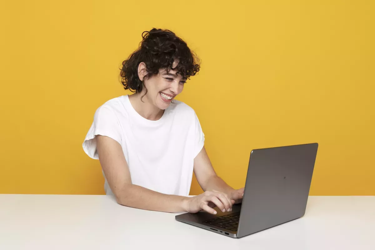 Frau arbeitet an einem Laptop