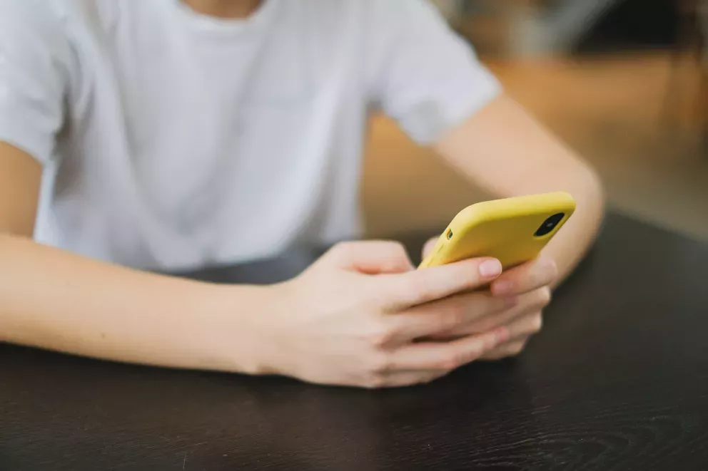Nahaufnahme einer Person, die ein Mobiltelefon benutzt