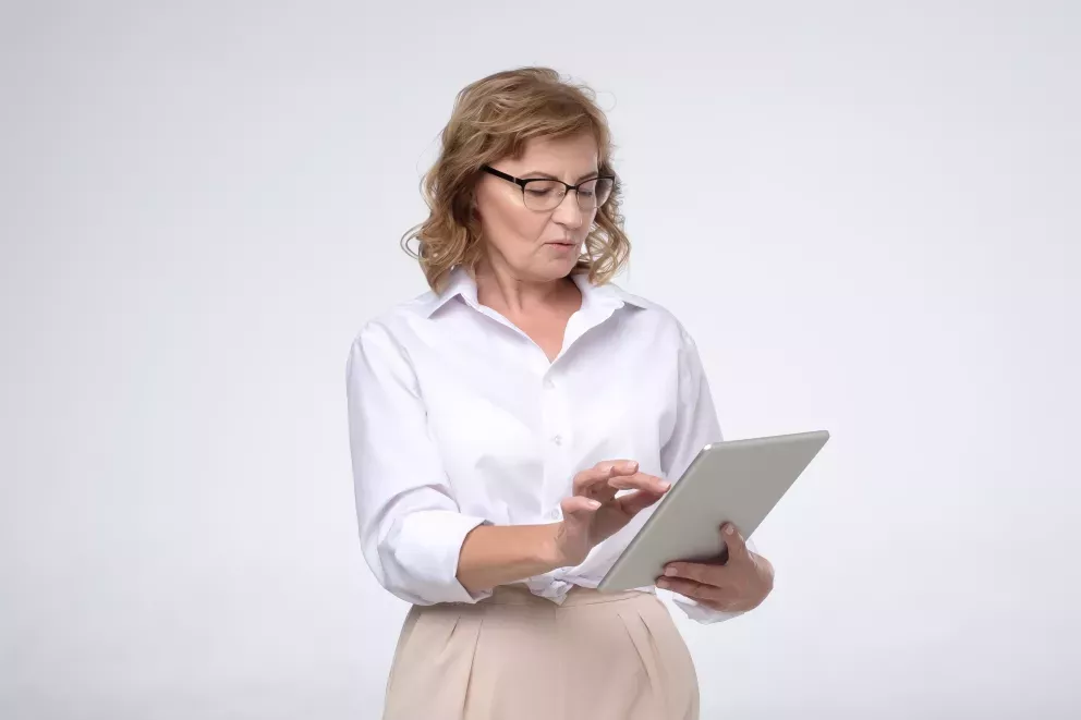 Frau mit Tablet