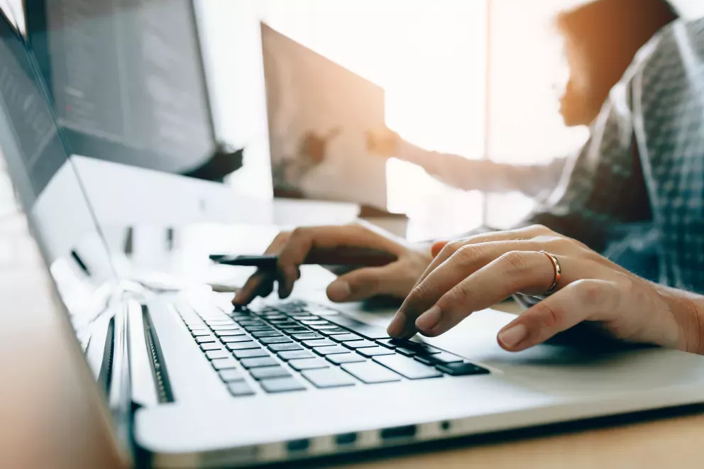 Nahaufnahme einer Person mit Laptop Nahaufnahme einer Person mit Laptop