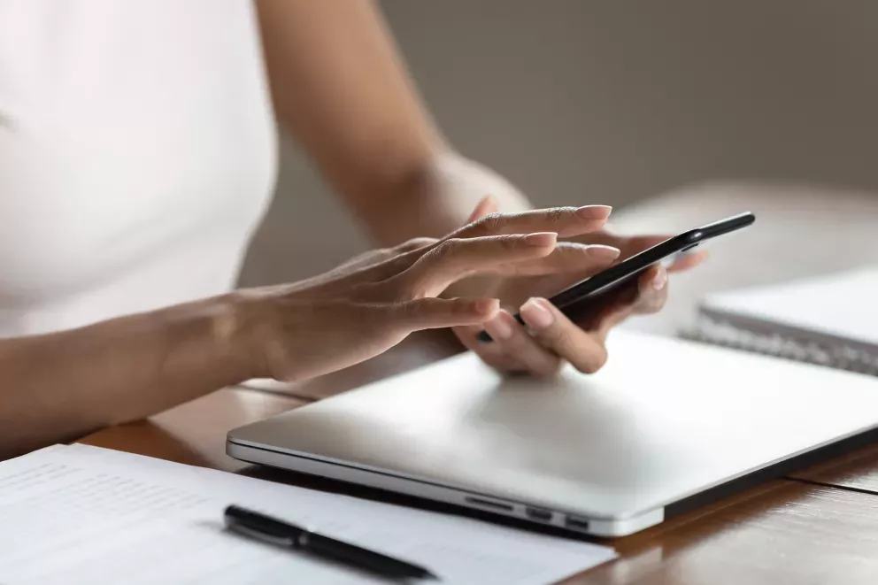Nahaufnahme einer Person, die ein Mobiltelefon benutzt Nahaufnahme einer Person, die ein Mobiltelefon benutzt