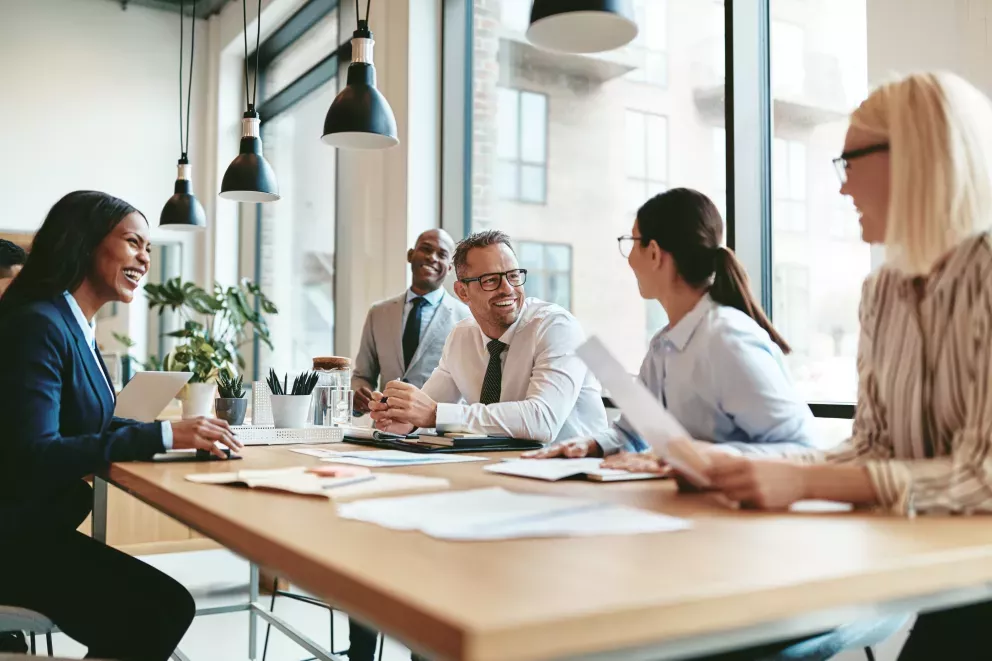 Kollegen arbeiten gerne zusammen im Büro Kollegen arbeiten gerne zusammen im Büro