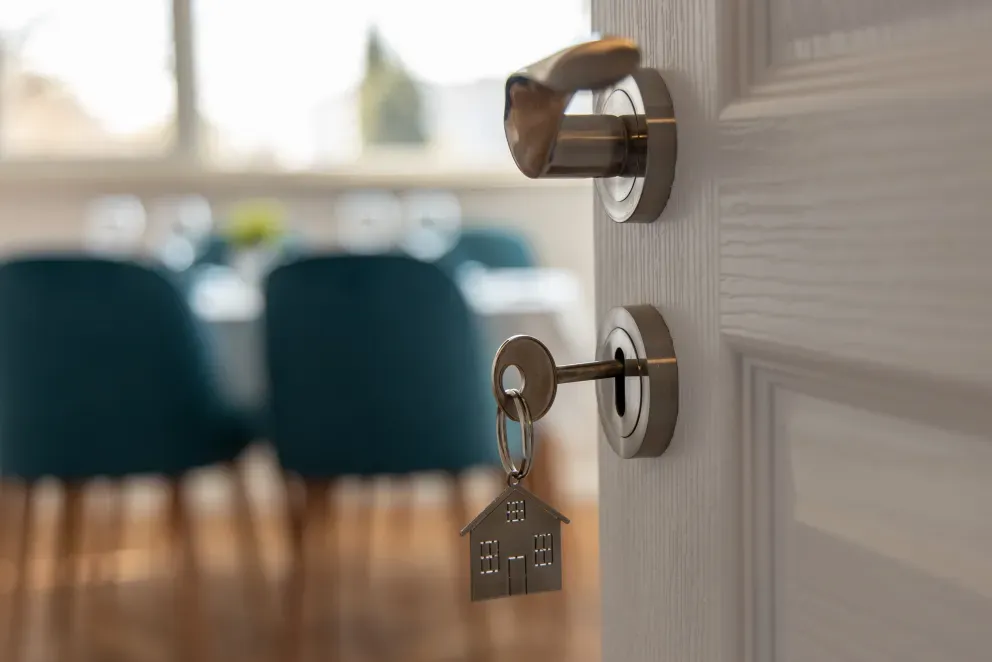 Schlüssel zur Türöffnung zu einem neuen Zuhause