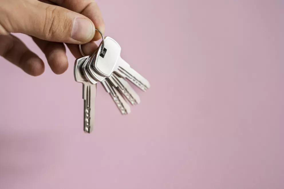 Person mit Schlüsseln Person holding keys
