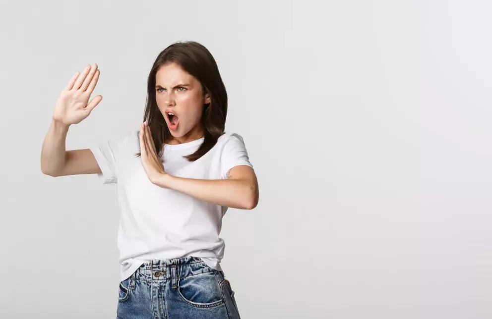 Frau hält Hände in Karate-Pose Frau hält Hände in Karate-Pose