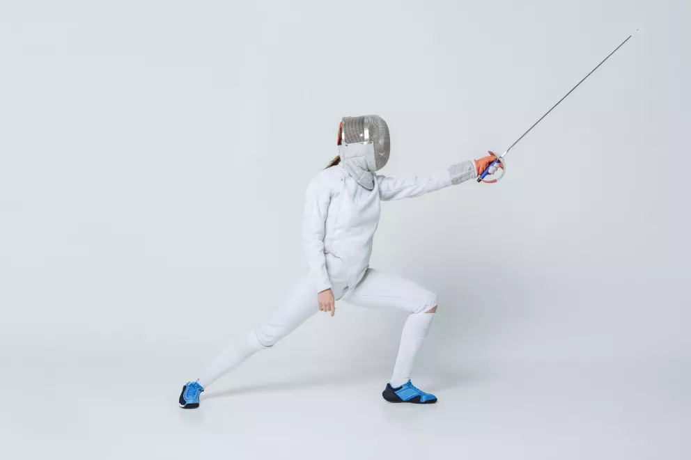 Person in ganz weißem Fechtoutfit