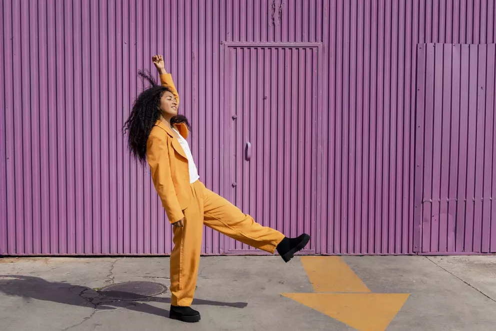 Person neben einem Pfeil