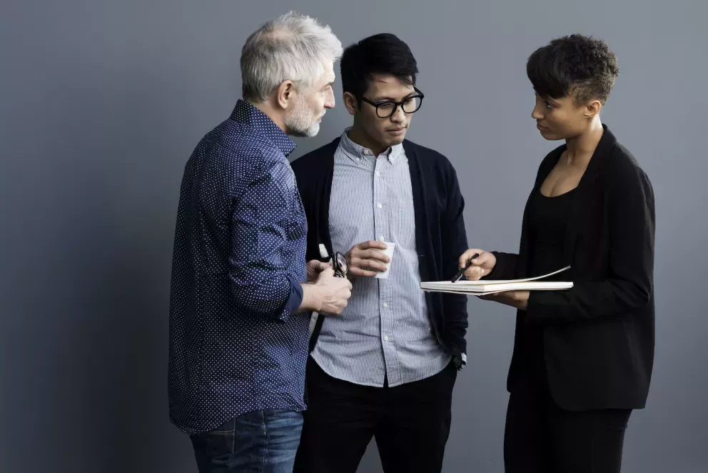 Team, das in einem Huddle über das Geschäft diskutiert Team, das in einem Huddle über das Geschäft diskutiert