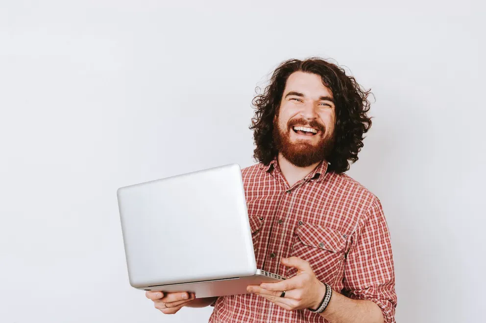Lächelnder Mann mit Laptop