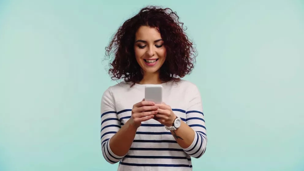 Frau schaut auf Handy
