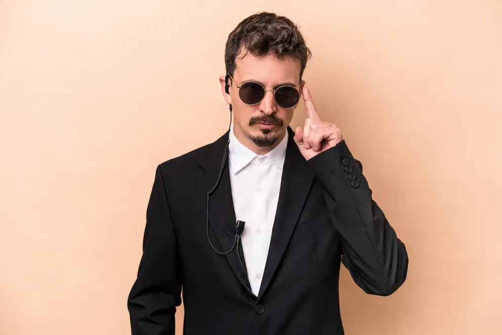 Undercover-Sicherheitspersonal mit Sonnenbrille und Ohrhörer