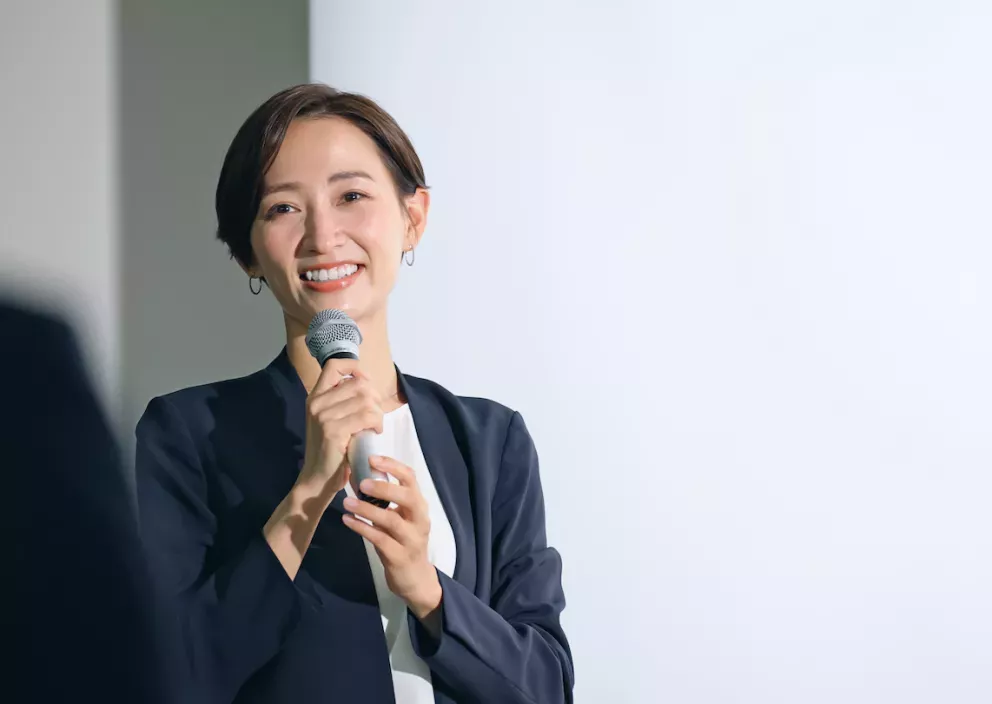 Geschäftsfrau präsentiert auf Konferenz Geschäftsfrau präsentiert auf Konferenz