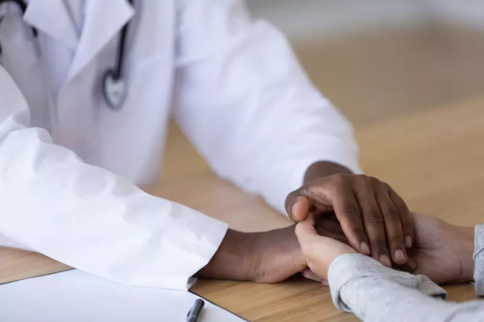 Arzt umarmt die Hand eines Patienten Doctor embracing a patients hand