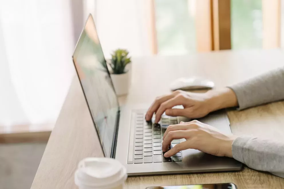 Hände tippen auf Laptop Hände tippen auf Laptop