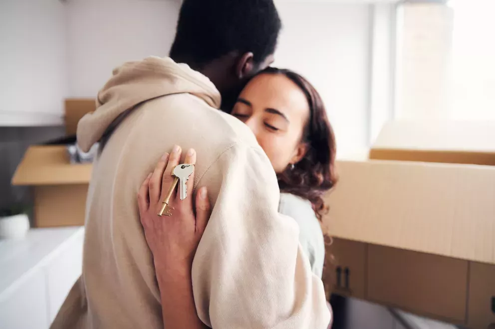 Paar umarmt sich