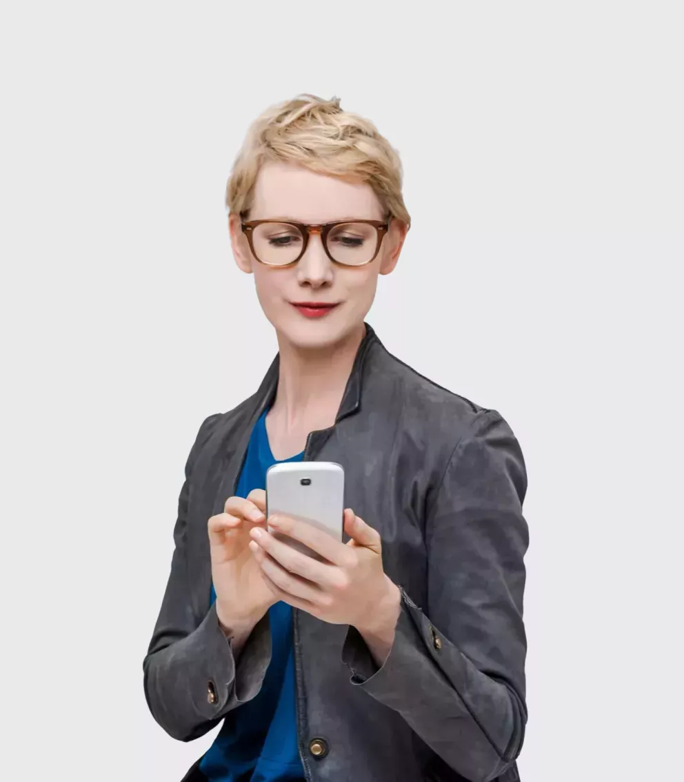 Frau schaut auf das Telefon