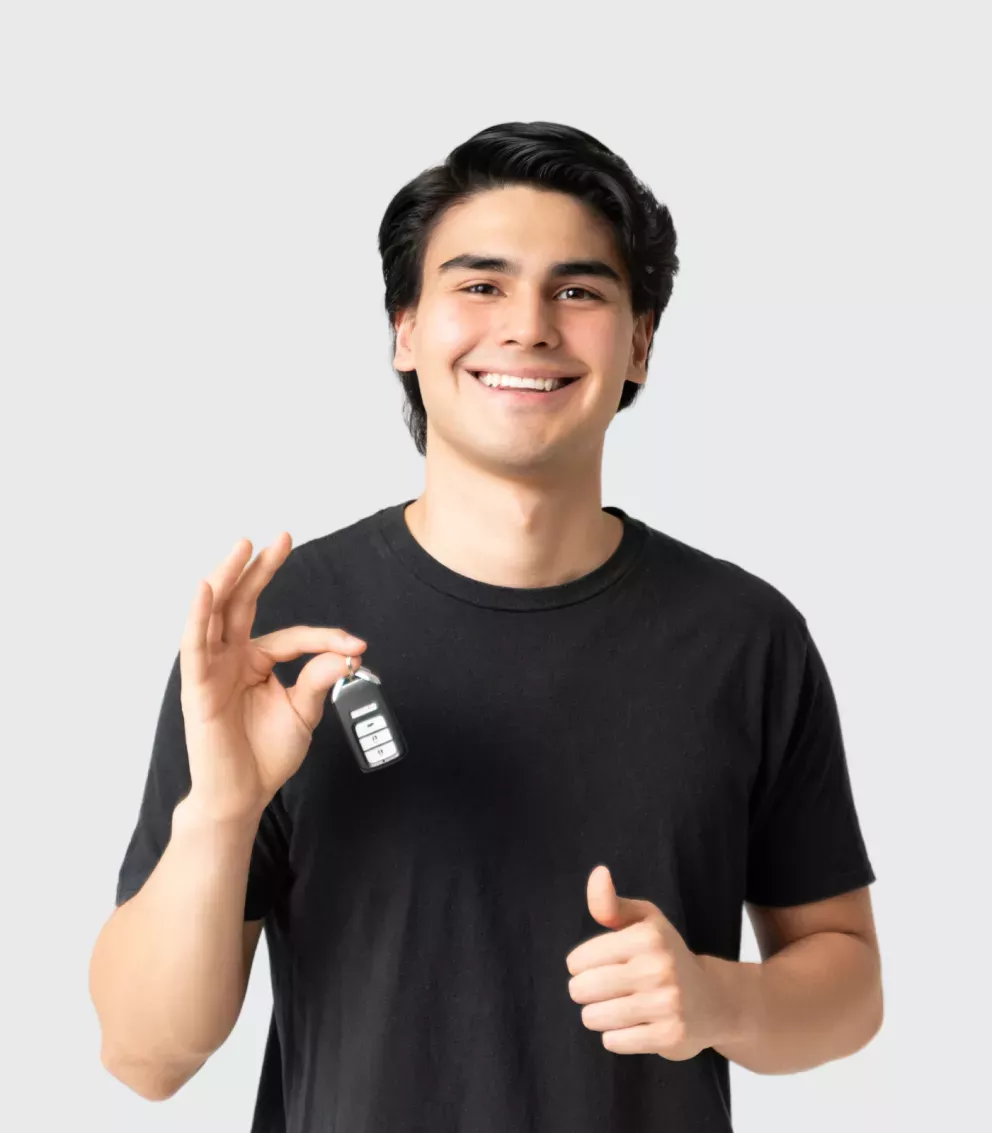 Mann mit Autoschlüsseln in der Hand