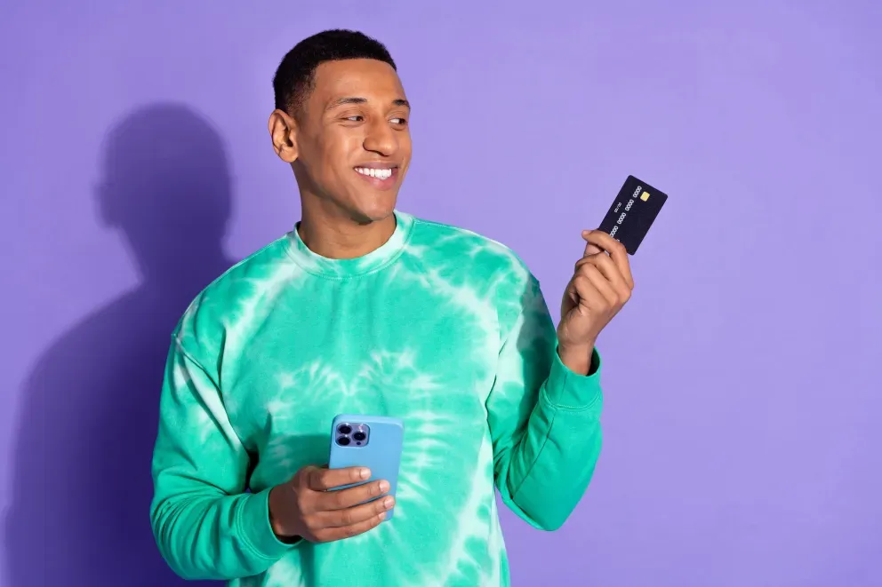Mann mit Karte und Telefon