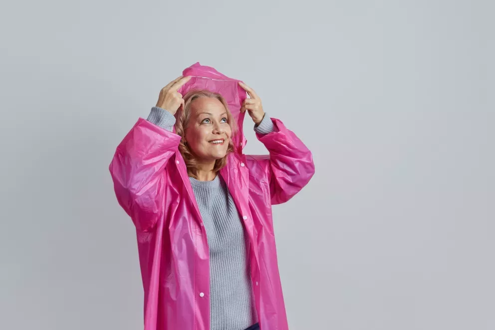 Frau mit Regenjacke