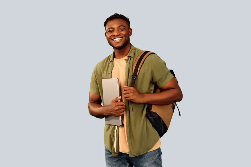 Student mit Rucksack und Laptop