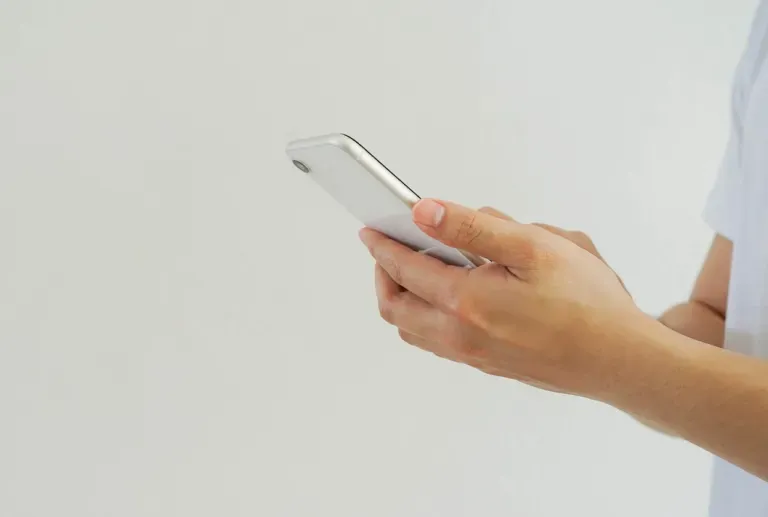 Nahaufnahme einer Person auf dem Handy