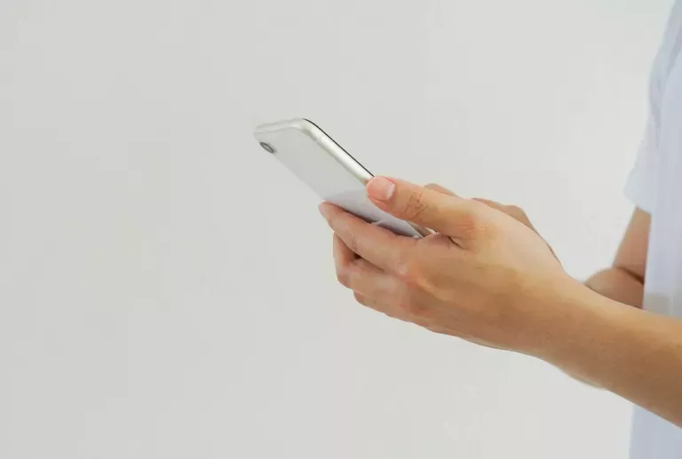 Nahaufnahme einer Person auf dem Handy Nahaufnahme einer Person auf dem Handy