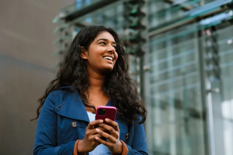 Frau mit Telefon Frau mit Telefon
